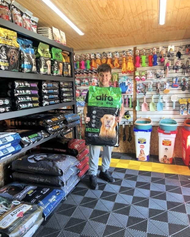 Estantes del local con alimento para perros y gatos