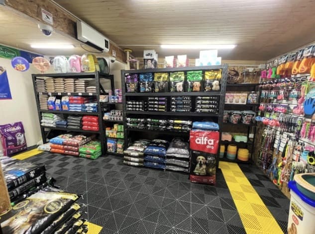 Pasillo del local con estantes de alimento para perros y gatos
