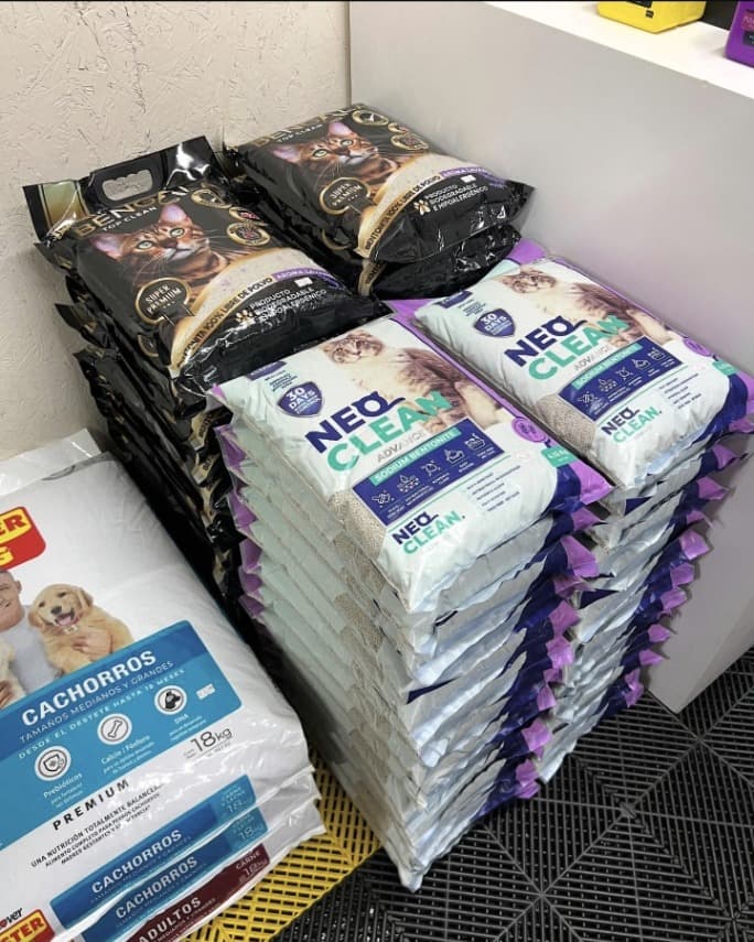 Pilas de arena sanitaria y sacos de alimento